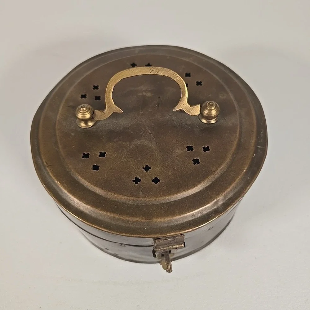 The Unbranded Brand hinge has